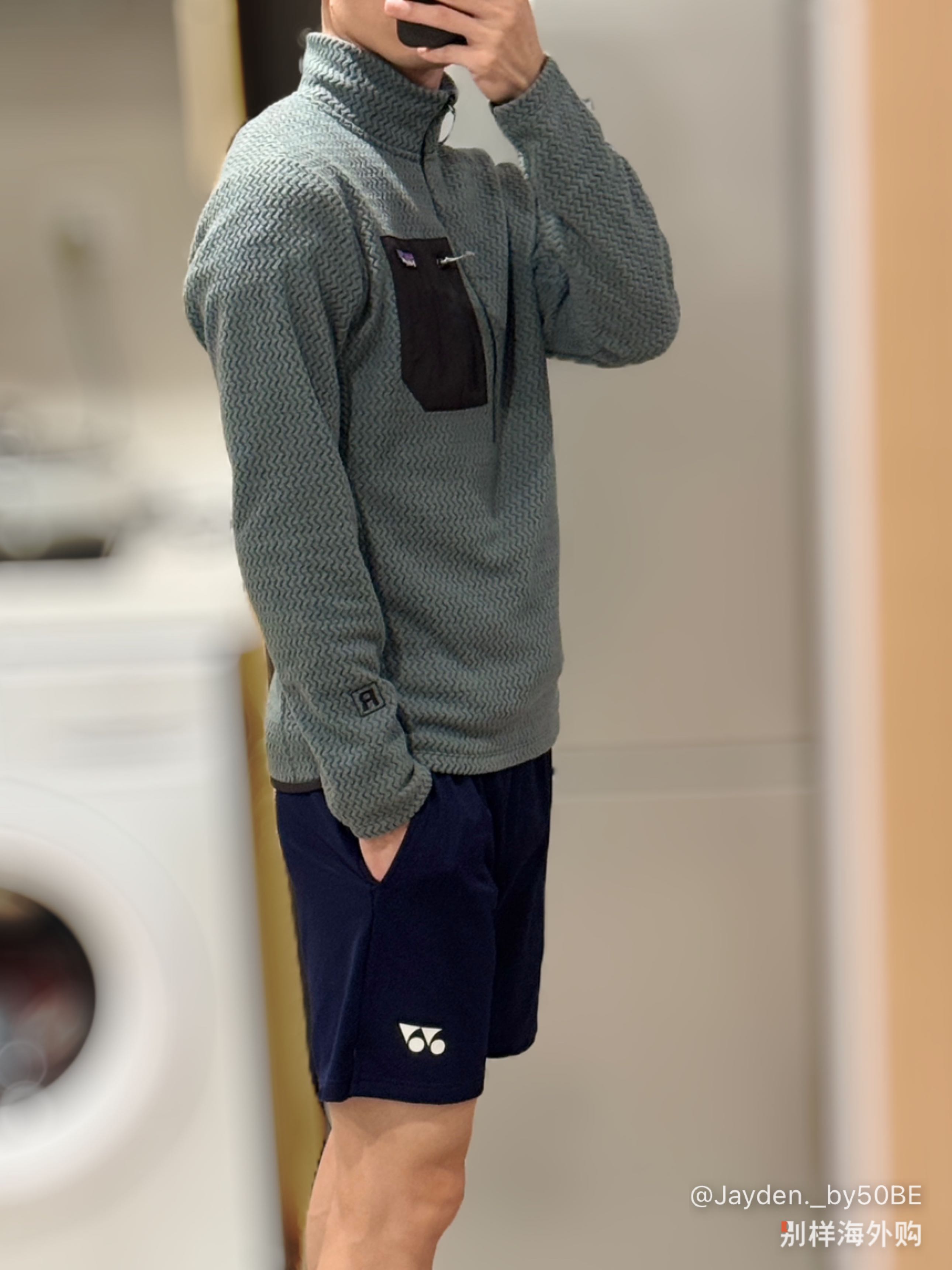 这衣服感觉略微偏小吧，里面只能再穿一件速干衣或者薄一点的T恤。如果厚一点的T恤或者速干衣的话，可能就会有点紧。然后颜色呢，基本上是没有色差的。这个颜色也很好看。有点淡淡的青蓝色，挺透气、挺保暖的，穿起来很舒适。我觉得，应该单穿，也不会扎皮肤