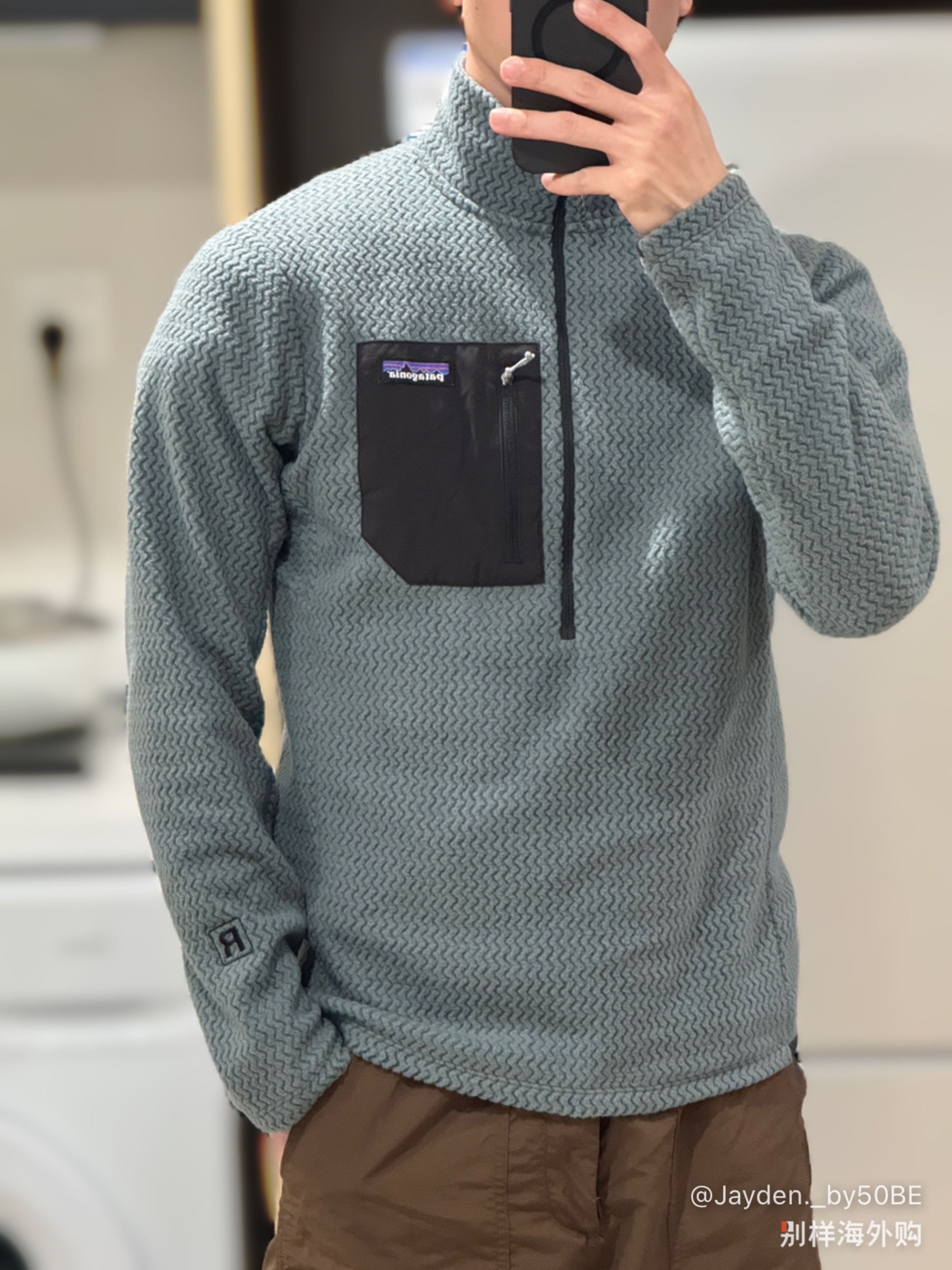 这衣服感觉略微偏小吧，里面只能再穿一件速干衣或者薄一点的T恤。如果厚一点的T恤或者速干衣的话，可能就会有点紧。然后颜色呢，基本上是没有色差的。这个颜色也很好看。有点淡淡的青蓝色，挺透气、挺保暖的，穿起来很舒适。我觉得，应该单穿，也不会扎皮肤