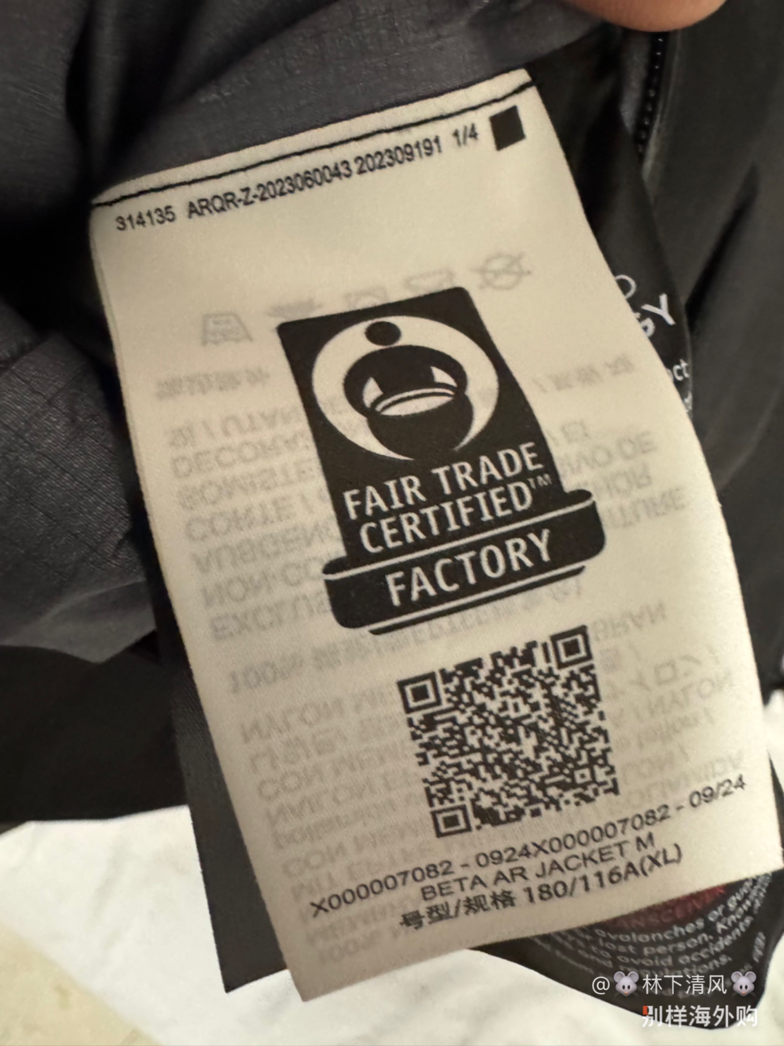 压胶很棒，摩擦声音没有想象那么大，没想象中特别厚，下雨防水挺好，透气性很强，幸亏选XL，一定要去专柜试再下单，哈尔滨下雪里面🉑加内胆绒或羽绒夹克，开始我也不相信始祖鸟，后来对比多家，始祖鸟硬壳冲锋衣确实比任何一家冲锋衣做工好和版型挺拔，主
