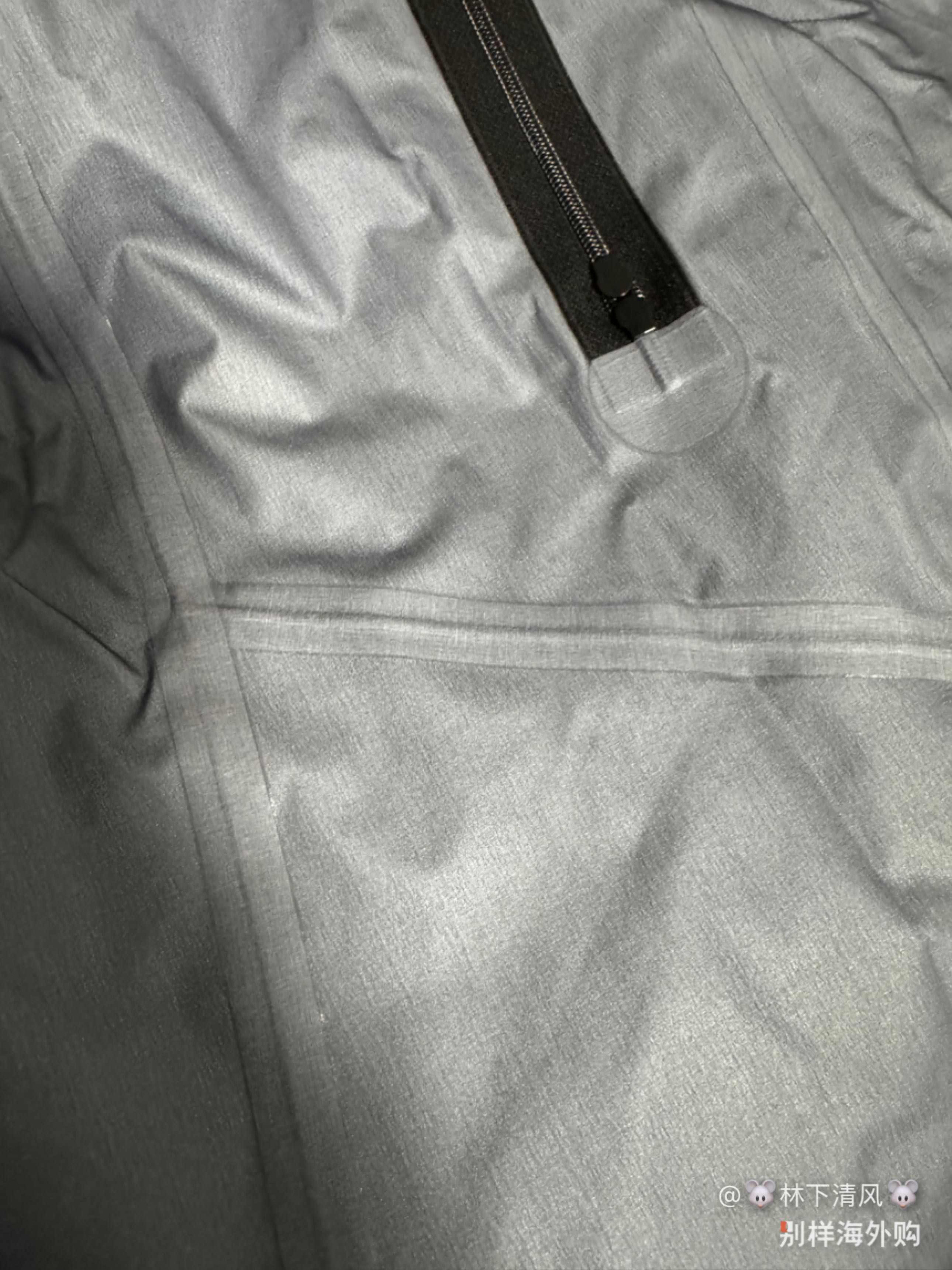 压胶很棒，摩擦声音没有想象那么大，没想象中特别厚，下雨防水挺好，透气性很强，幸亏选XL，一定要去专柜试再下单，哈尔滨下雪里面🉑加内胆绒或羽绒夹克，开始我也不相信始祖鸟，后来对比多家，始祖鸟硬壳冲锋衣确实比任何一家冲锋衣做工好和版型挺拔，主