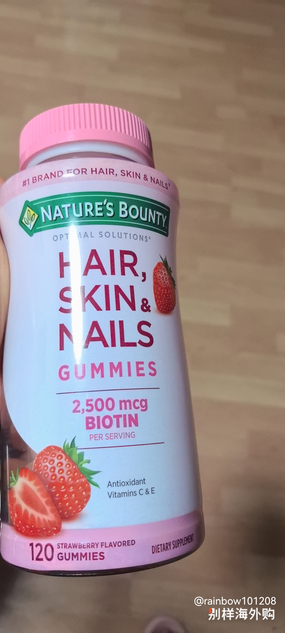 味道不错，孩子们爱吃，有点甜甜的草莓味。保健品吧，我觉得看个人喜欢。算起来没有一元一颗。