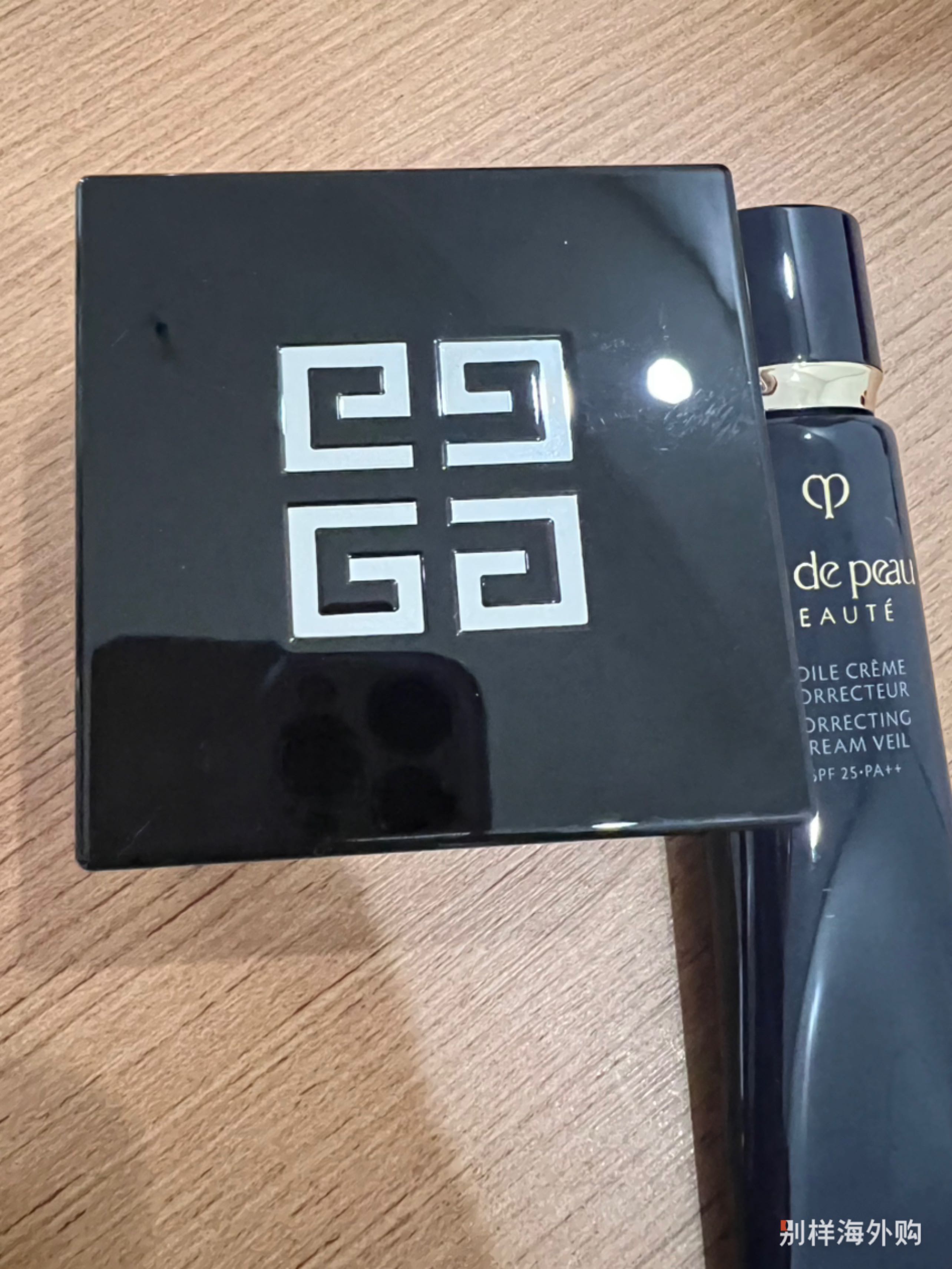 买的1号色，还没用。小粉扑不是毛毛软软的，但是手感不错