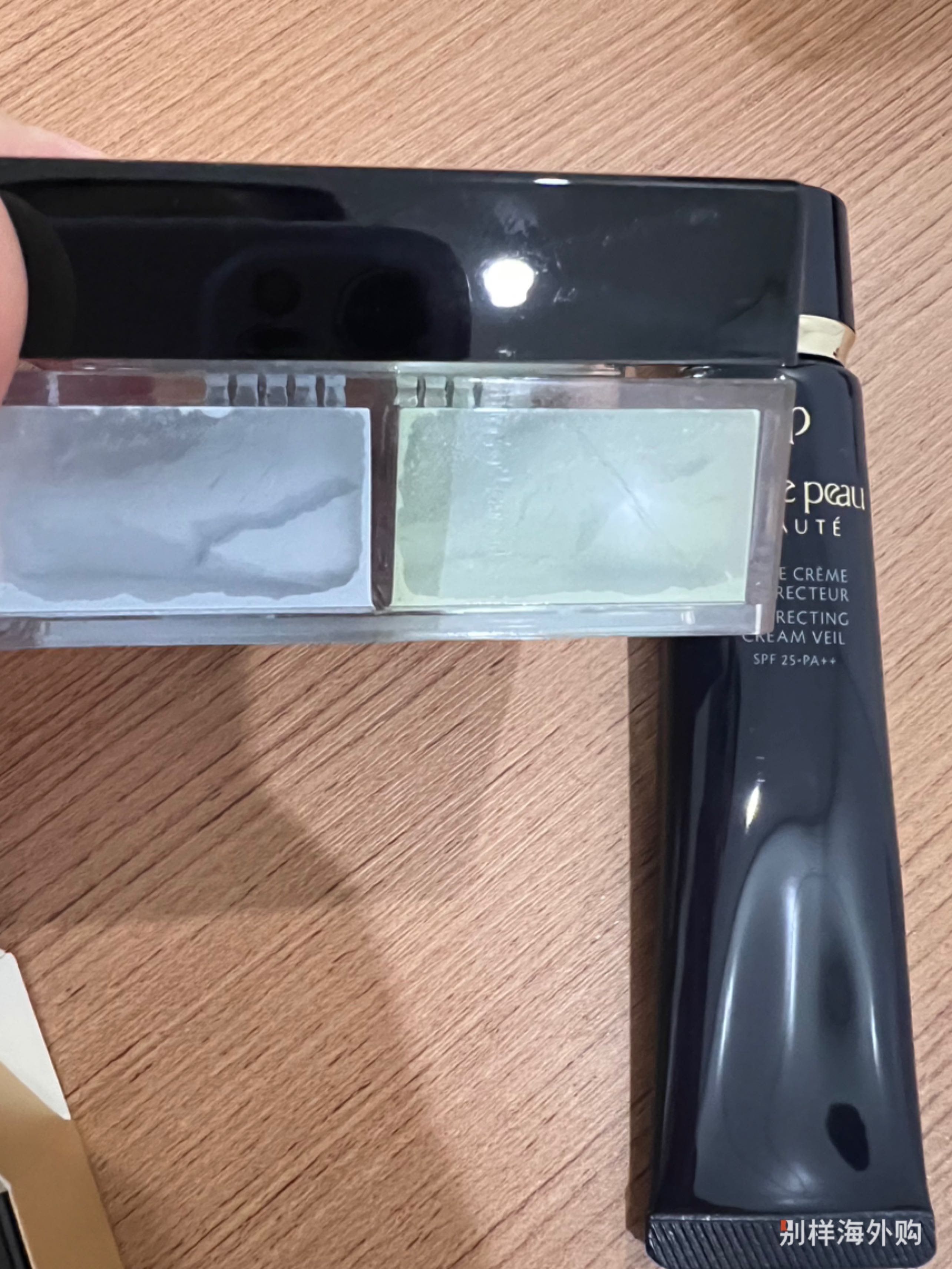 买的1号色，还没用。小粉扑不是毛毛软软的，但是手感不错
