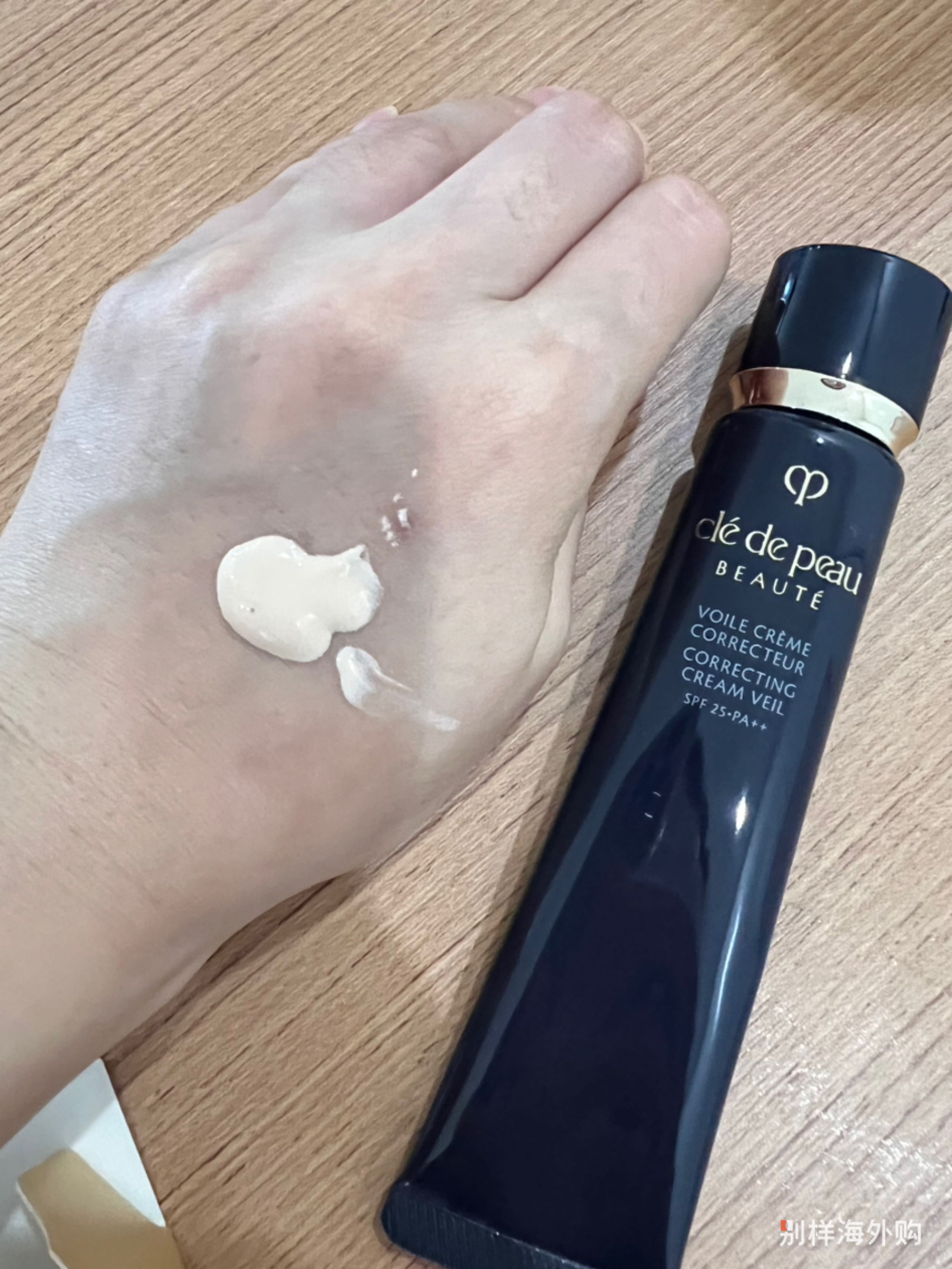 壳子是亮光的，不是哑光的。第一次想看看颜色，控制不好量就挤多了