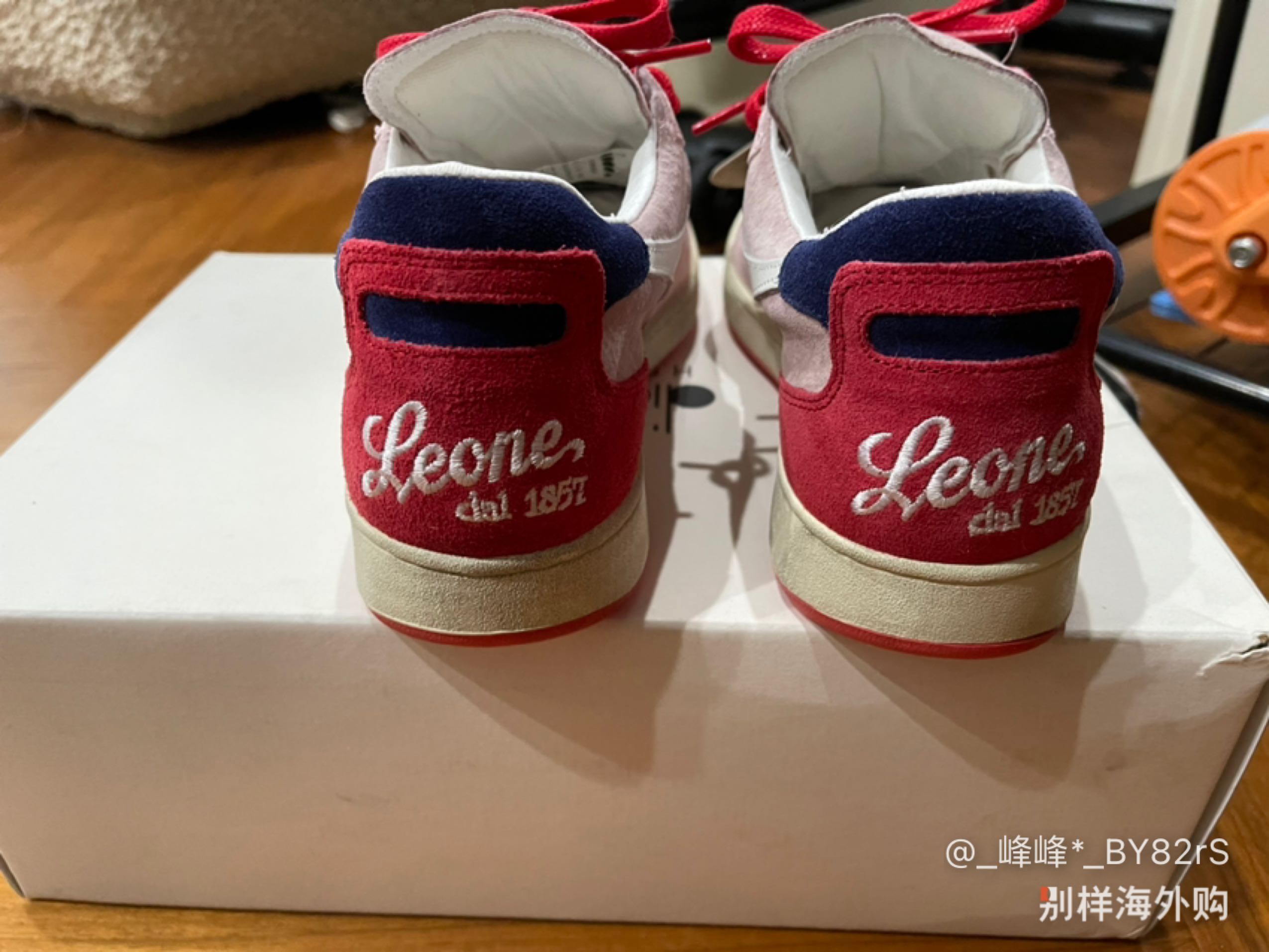 比国内旗舰店打折还便宜50%，皮质柔软意大利产，复古板鞋脚感一般，但是颜值高啊