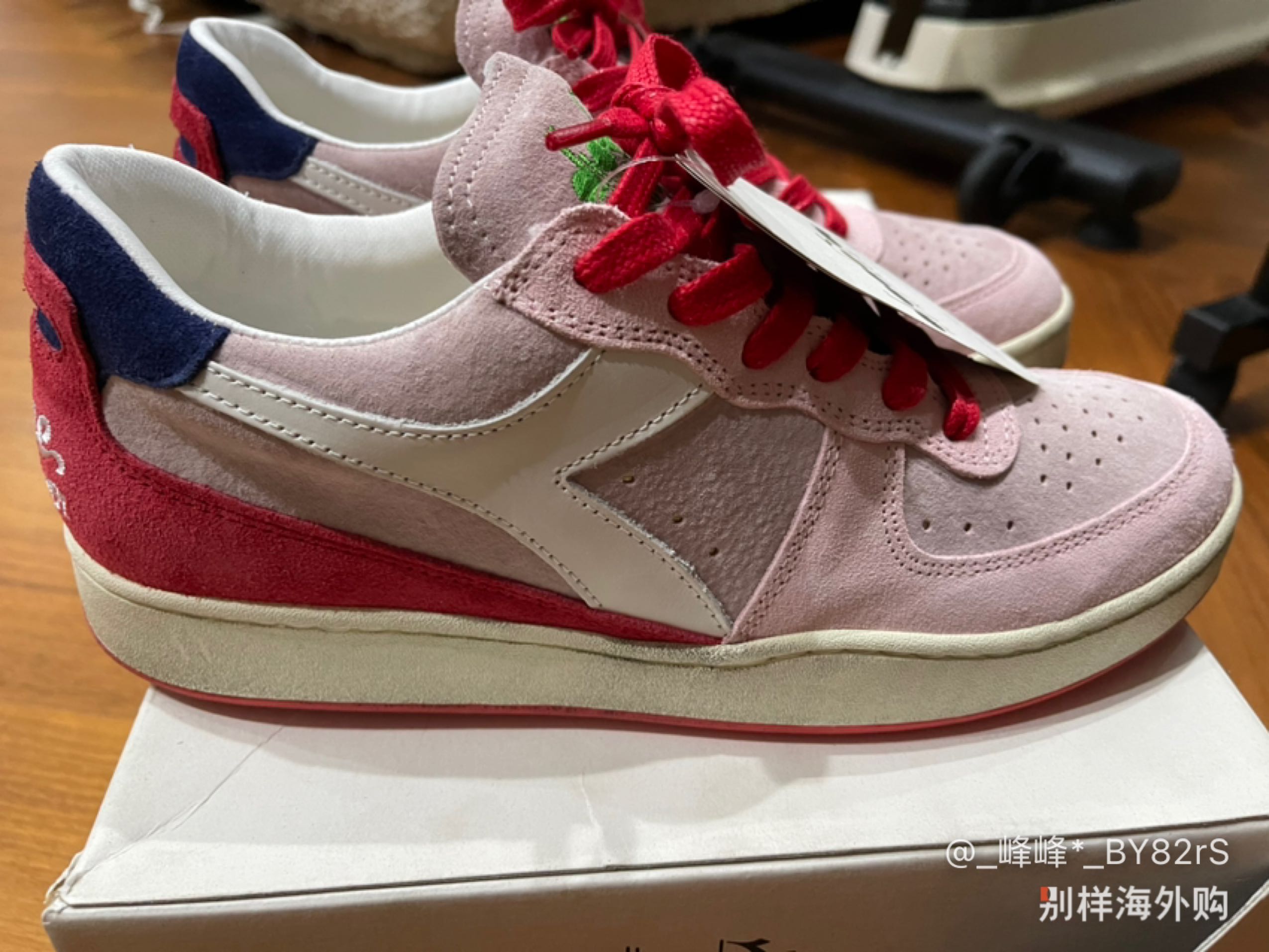 比国内旗舰店打折还便宜50%，皮质柔软意大利产，复古板鞋脚感一般，但是颜值高啊