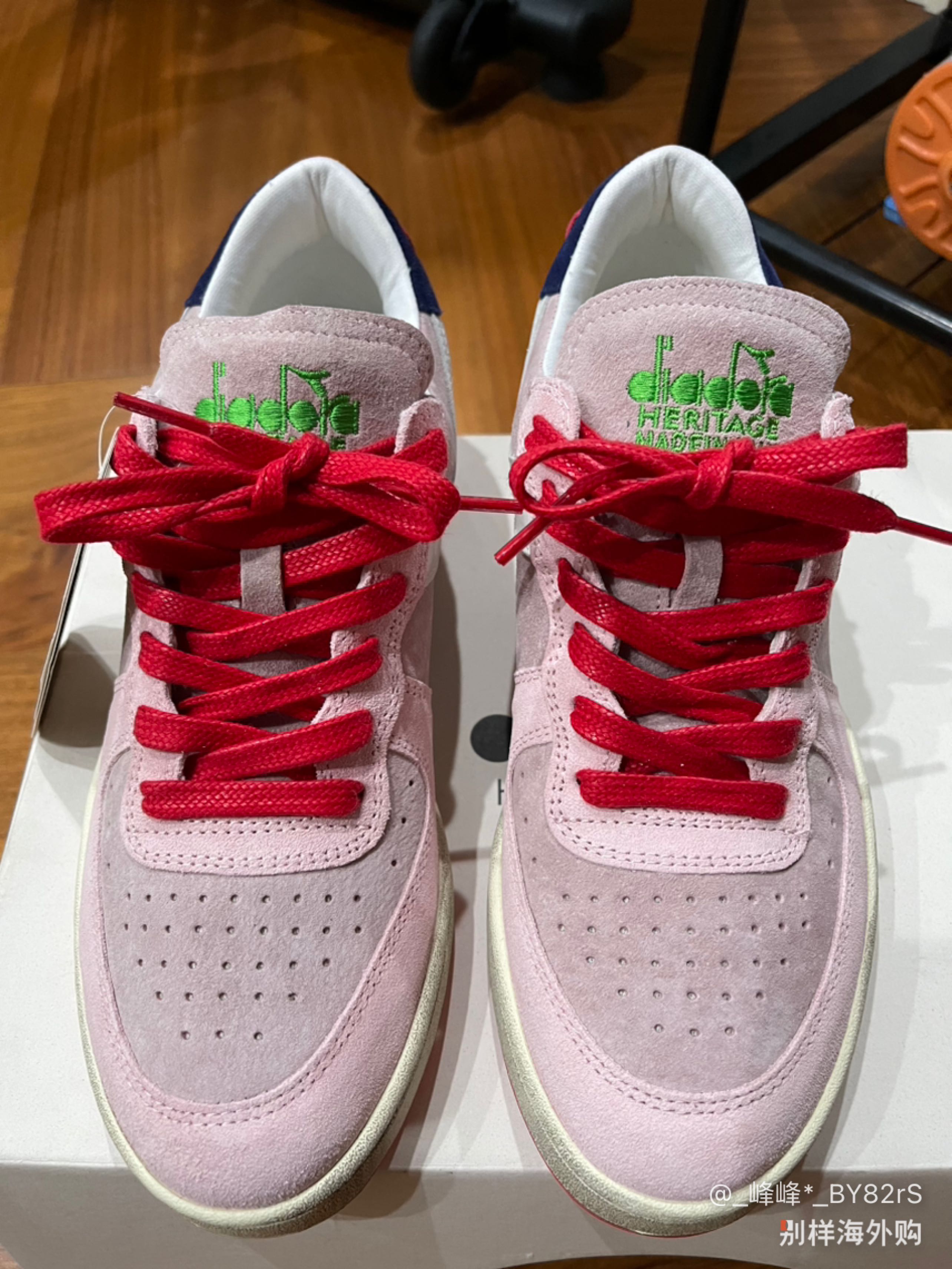 比国内旗舰店打折还便宜50%，皮质柔软意大利产，复古板鞋脚感一般，但是颜值高啊