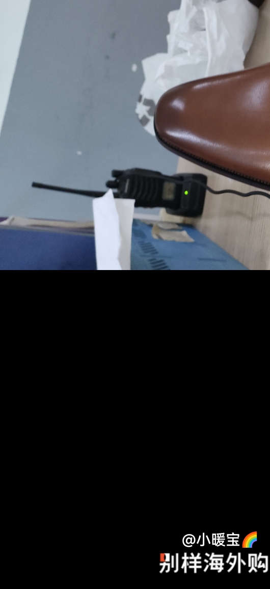 期待的宝贝终于收到，马上打开试穿一下，尺码好准确正合适，本人穿41码的，无论做工还是皮革都非常好，没有瑕疵地方，非常愉快的一次购物，祝老板生意兴隆，财源广进