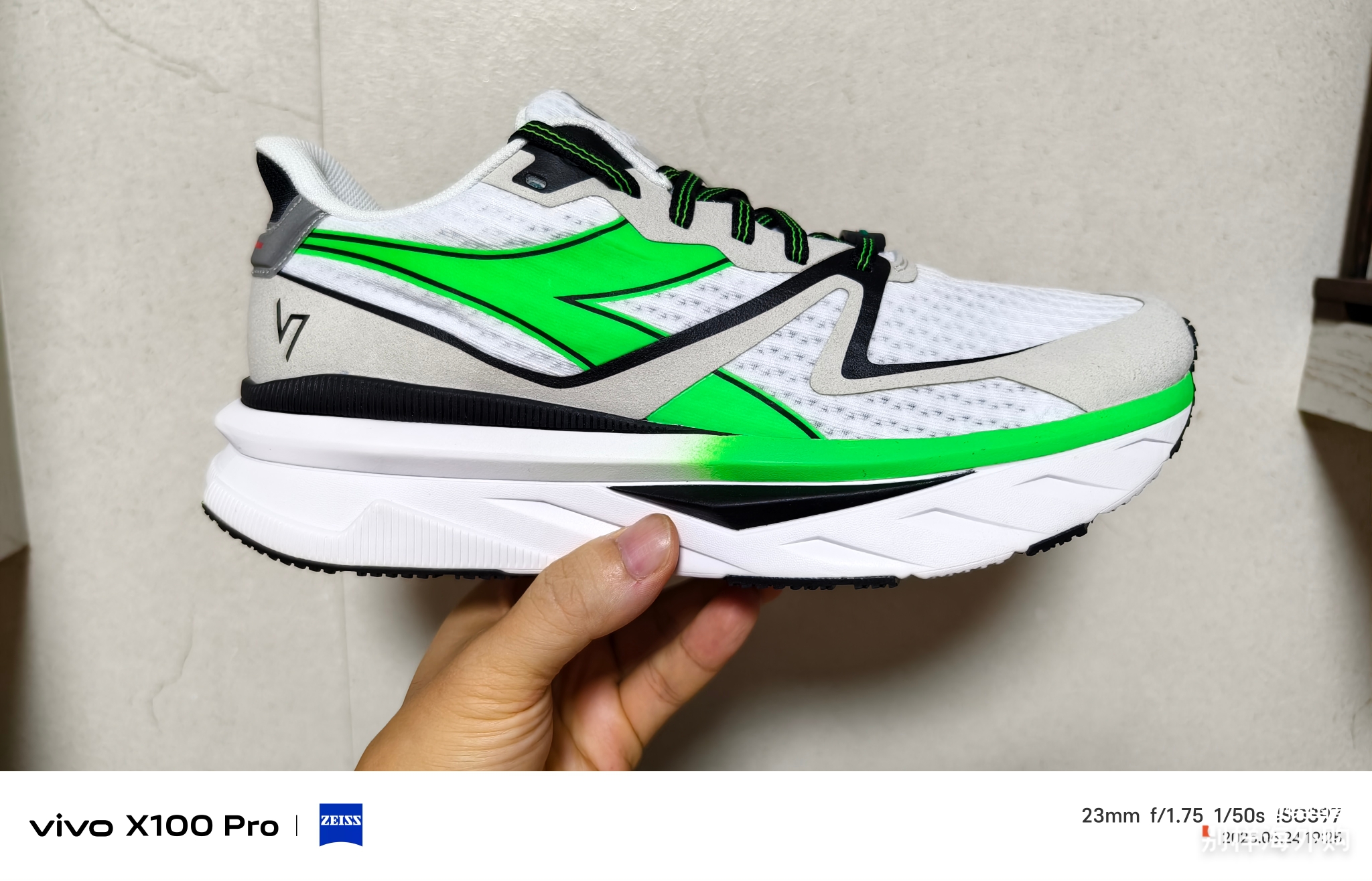 diadora新款跑鞋，尺码us10对应43码，尺码相当于newbalance的42.5码。