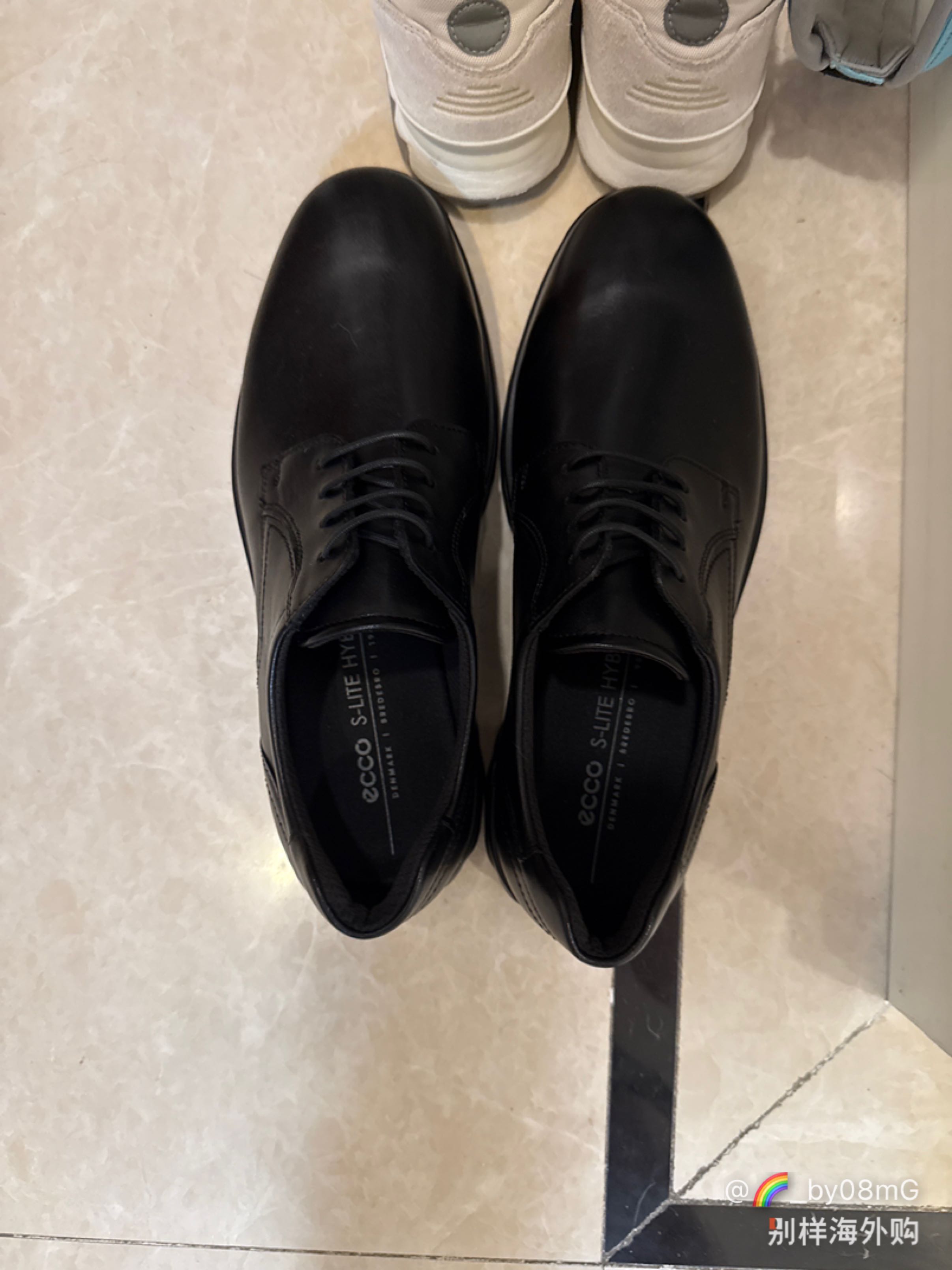  亚瑟士跑鞋穿43.5，这款42码正好真的非常非常好，轻软！