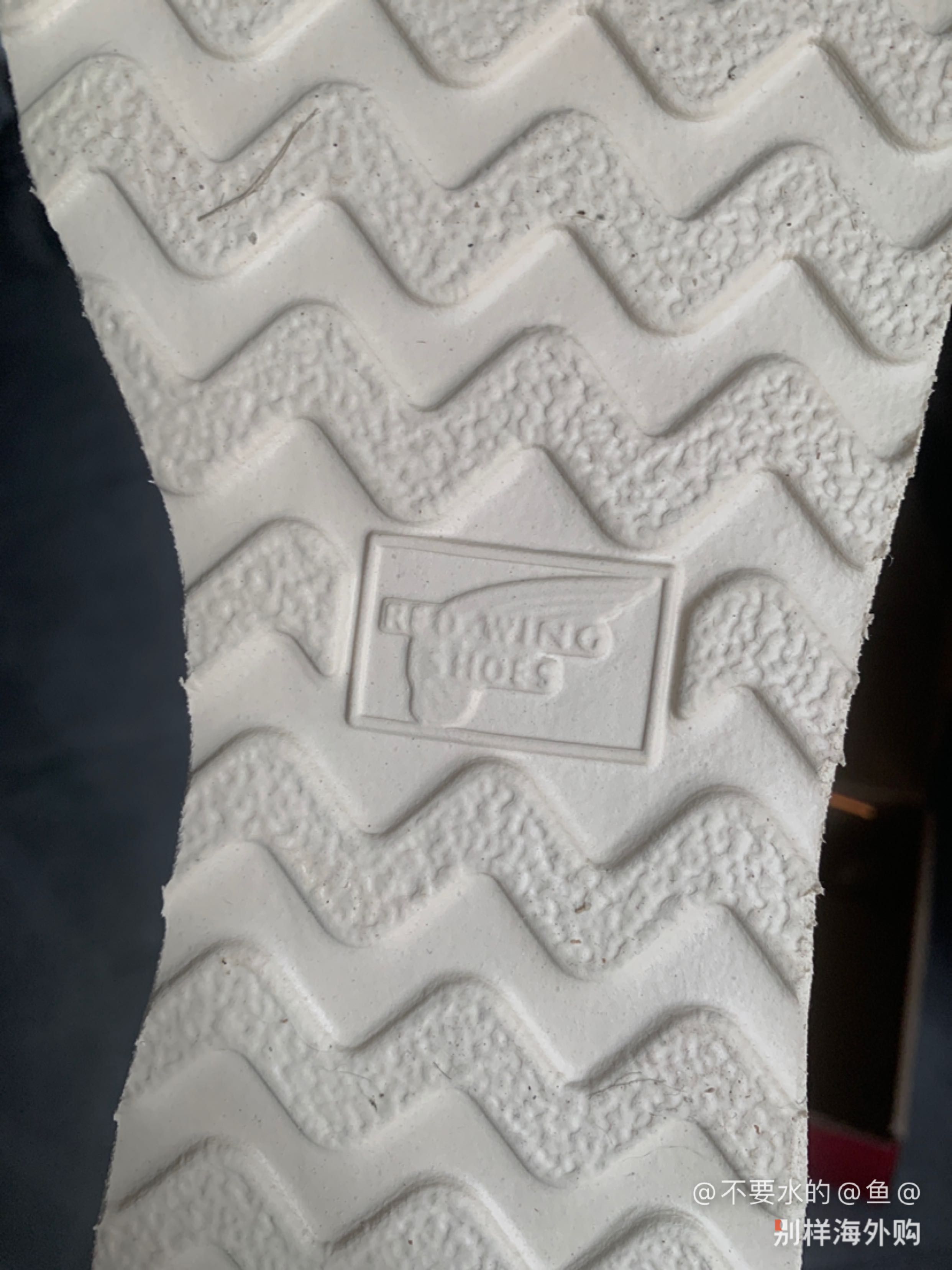 赶上个合适的价格拍的39的 41的脚偏瘦幸亏是E楦的 正好 不错不错 鉴定过了正品