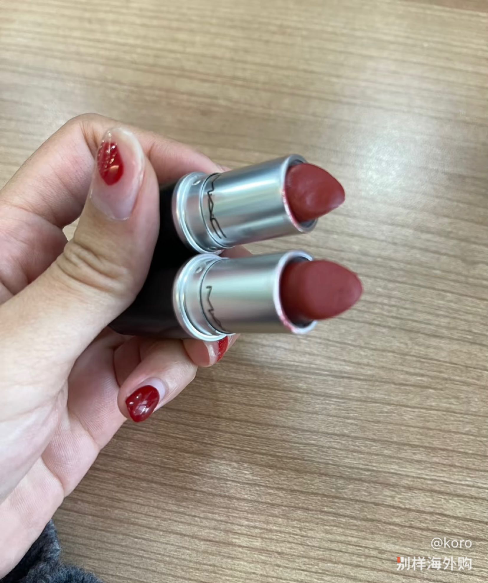 火了好多年的秀智色，我的mac初心，一股淡淡的巧克力味，mattee质地偏干，但是好看