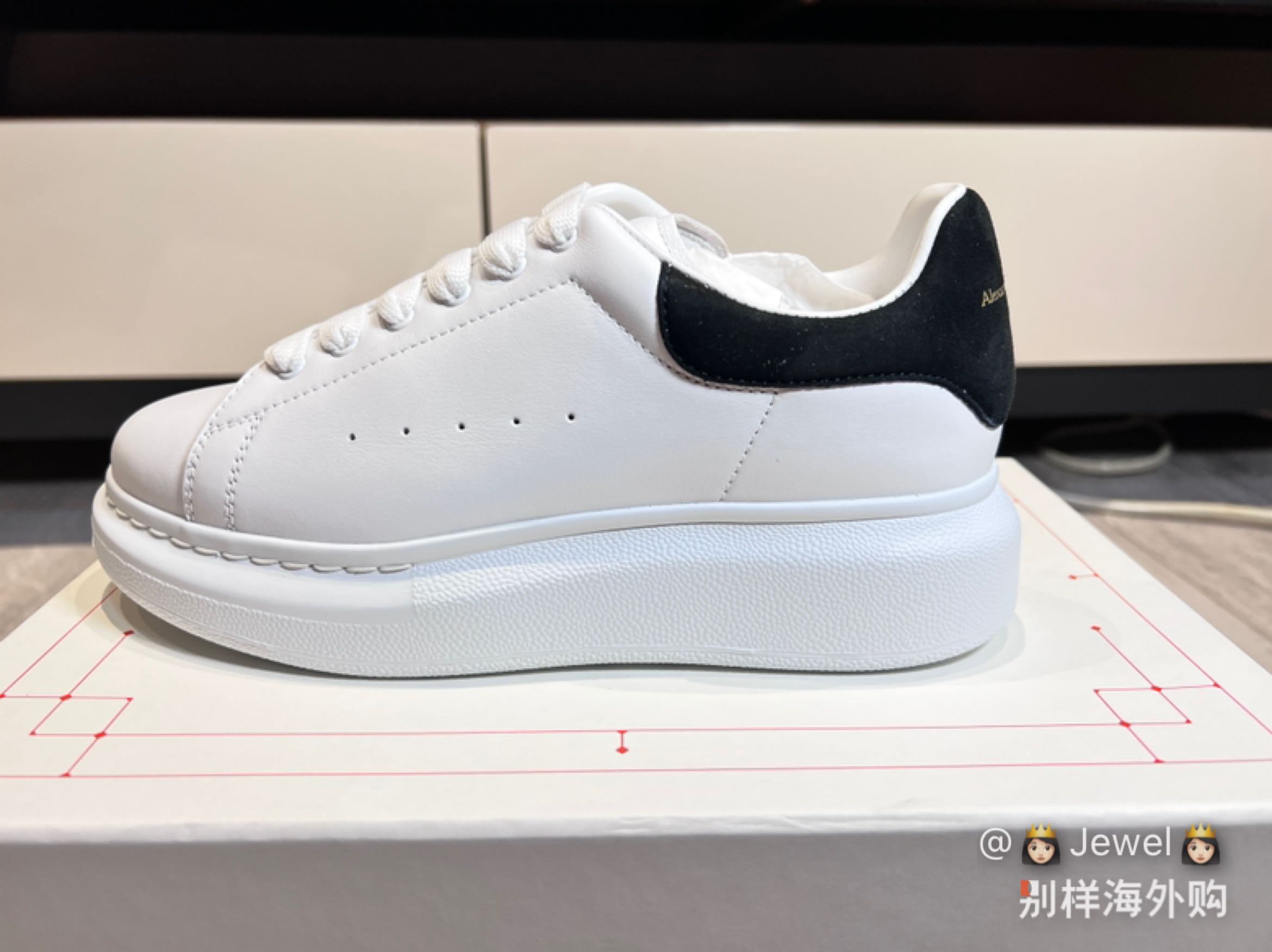 平时什么鞋都穿34，刚好合脚不知道穿着穿着会不会松一点（穿的中等厚度白袜子），很幸运没有运损和质量问题，感觉比较浅口，内里都是皮的，很喜欢