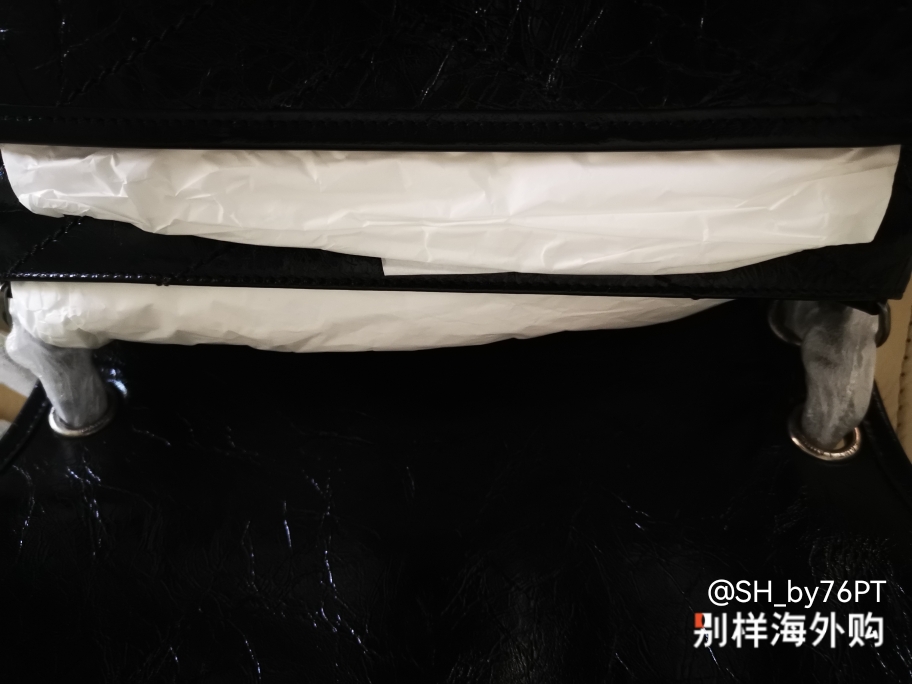 商品包装齐全，货物收到无损。很好看的包，经典又耐用，空间足够大。不后悔系列！