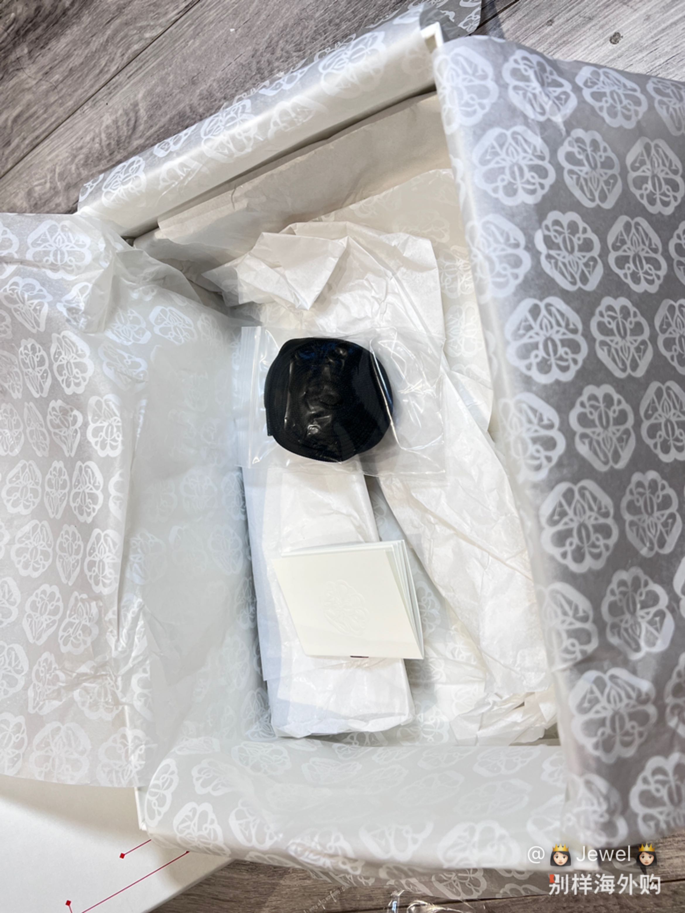 平时什么鞋都穿34，刚好合脚不知道穿着穿着会不会松一点（穿的中等厚度白袜子），很幸运没有运损和质量问题，感觉比较浅口，内里都是皮的，很喜欢