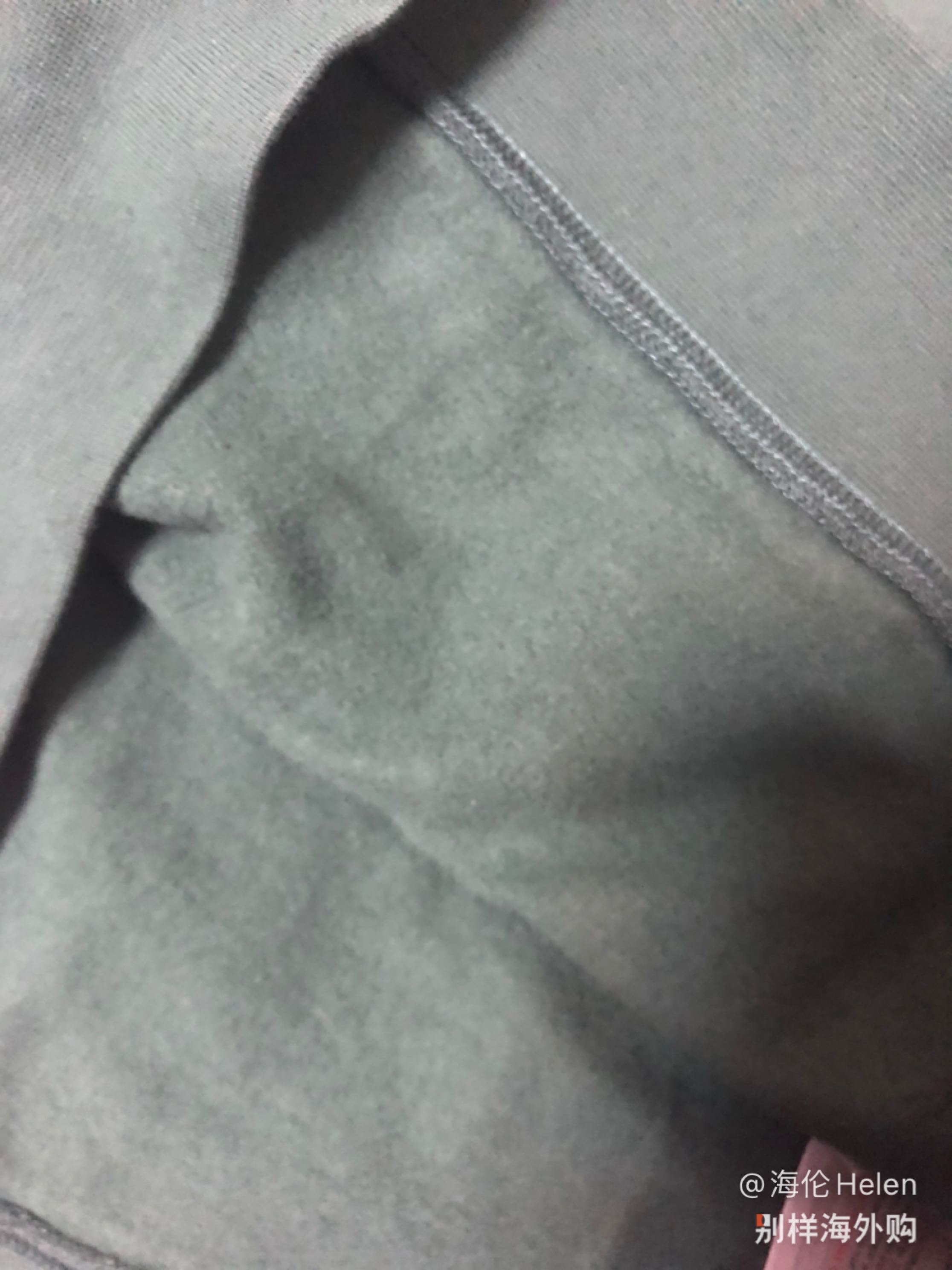 非常实用好看的卫衣，里面有一层薄薄的绒，不是厚的卫衣，偏薄，但很舒服