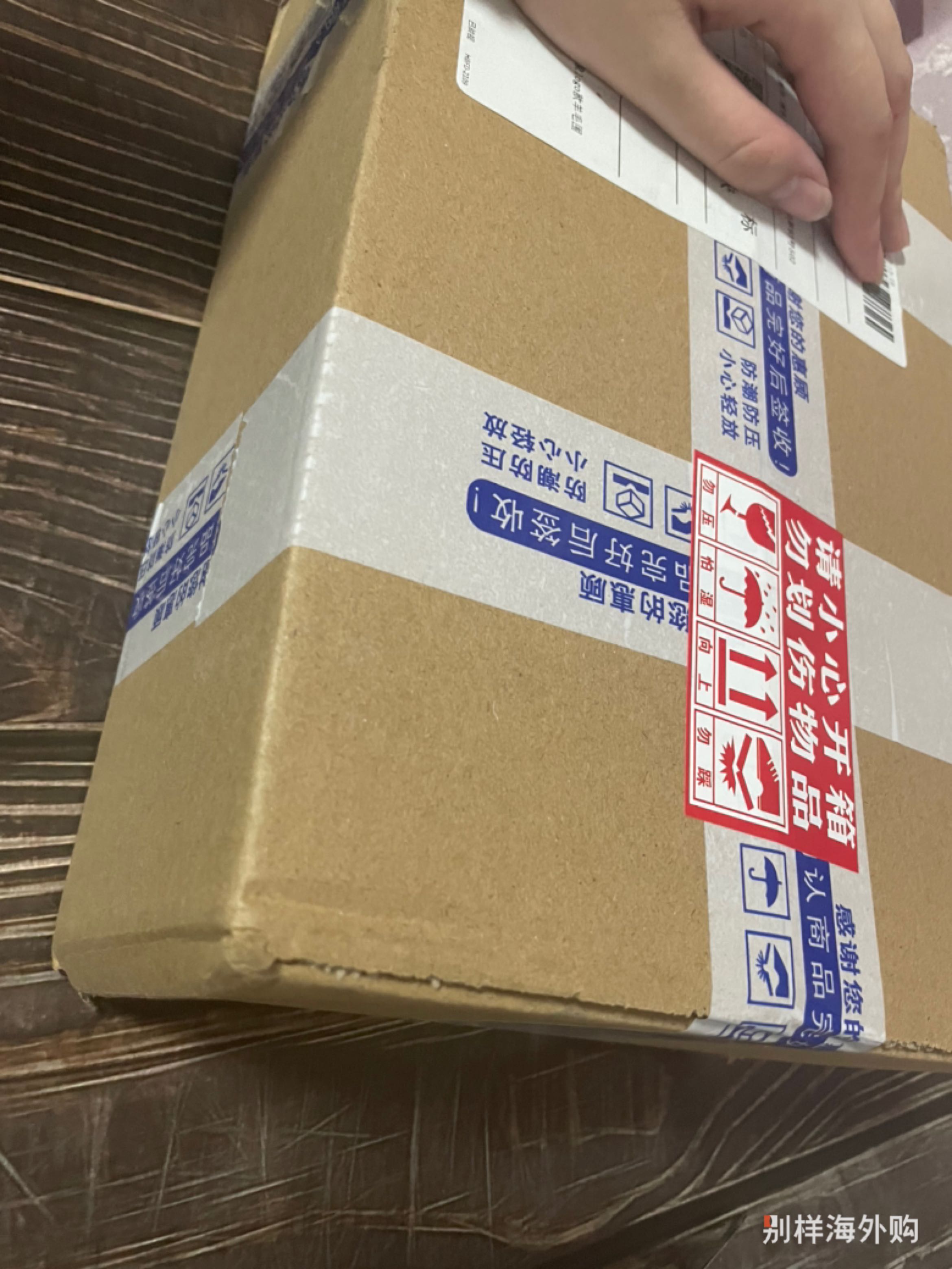 包装挺好的，颜色也很好搭配，款式也是非常喜欢的，就是包的角很容易磨损，没那么耐背吧。