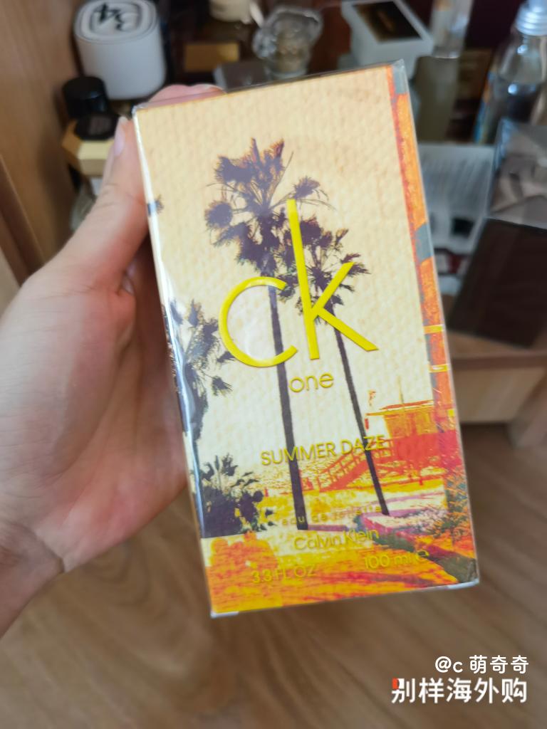 买过两个ck夏日限定版，这个黄色瓶子的是橘子味，就青皮桔，图最后也是夏日限定，这个有点西瓜味，都很适合夏天，清新。但是散的特别快，这两款香水得喷4-5下出门一阵风还能闻到味道。