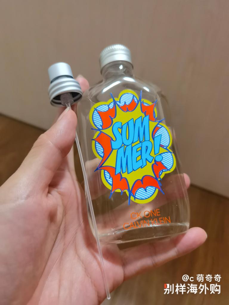 买过两个ck夏日限定版，这个黄色瓶子的是橘子味，就青皮桔，图最后也是夏日限定，这个有点西瓜味，都很适合夏天，清新。但是散的特别快，这两款香水得喷4-5下出门一阵风还能闻到味道。