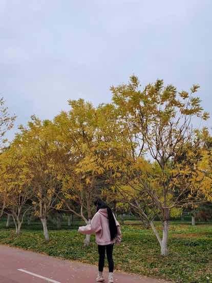 猫***_评价:颜色是很chic的灰粉色 绒衬里，很暖和。北京11月可以当外套。一如既往的好质量，适合英伦酷女孩👧🏻