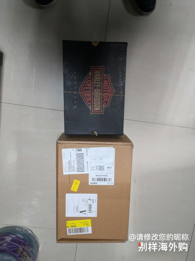 这个鞋子码子偏大一码，平时穿40码，我买其他家的都准，这个鞋子估计有41码，其他都还正常，跟国内的其他鞋子比起来也强不到哪里去，一般一般。包装比较严实，两层纸箱保护。
