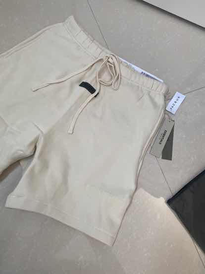 这个牌子的衣服和裤子海淘可太划算了，一百多。网购平台上面都是500+，挺满意的