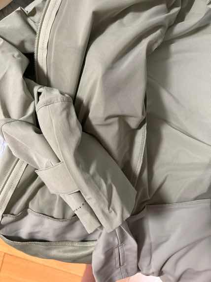超级划算的sweaty Betty 跑步风衣，在家试了一下保暖不错，也很透气，设计合理又有型！非常满意！绿色也很好看！