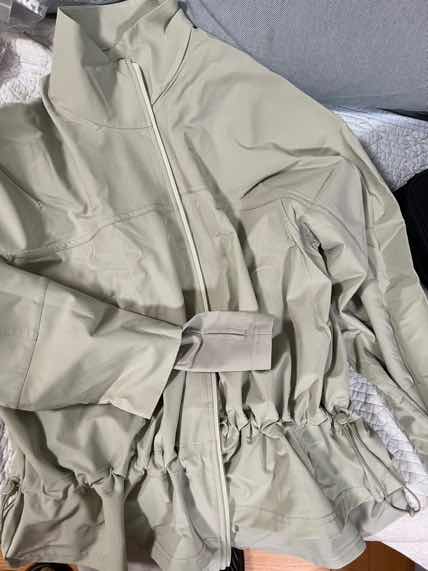 用户五***檬对商品的晒单评价: 超级划算的sweaty Betty 跑步风衣，在家试了一下保暖不错，也很透气，设计合理又有型！非常满意！绿色也很好看！, 点赞数: 0