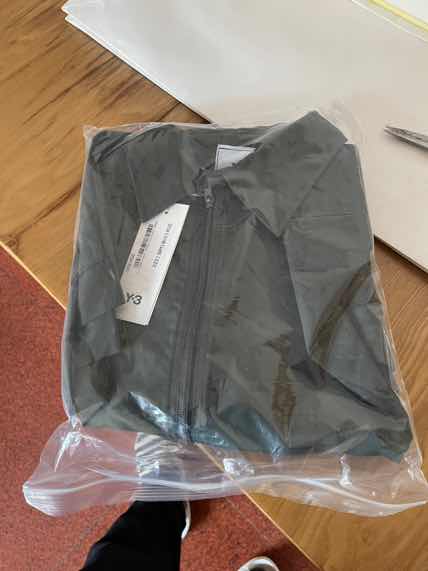 质量很好 y3的东西原材料控制的很好 1 这个衣服照平常的外套 个人认为偏小一些 是算修身的款式 2 衣服是上面窄 下面款 3 本人身高165厘米体重149斤左右 穿s的显肚子大 m码的肩膀合适 下面宽松 和平常y3外套一样 略宽松舒服 4