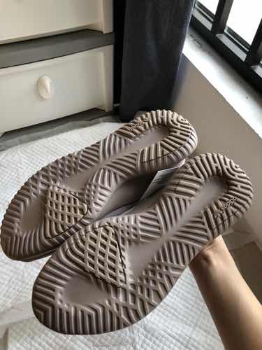 不好看，不好穿，硬，款式上脚很土，不贴脚，很难搭衣服