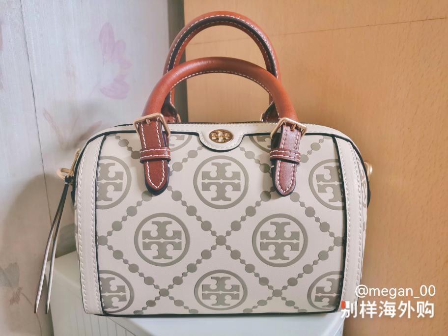 包装完好，礼品袋，礼盒，防尘袋都有，看着小巧但包包容量很够