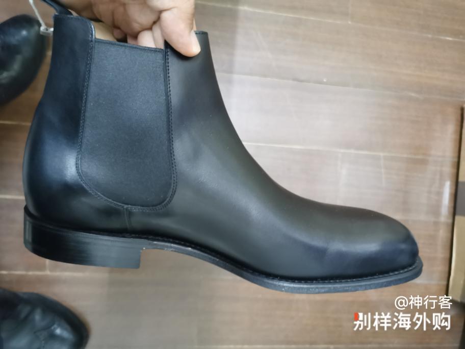 这款切尔西版型对亚洲脚形比较�友好，脚面高度够，宽度也不会太窄。皮底。鞋面的皮质没看出有特别好。