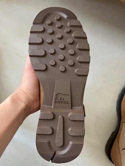 靴子不错，我穿ecco的41比较合适，这款选了40.5的，略有点紧，不过确实很跟脚。喜欢宽松的可以选大半个号。做工很好，皮面防水的，值得购买！