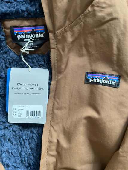 巴塔出品必是精品👍衣服厚实，款式简单大方，做工还是很精良的。目测这个抓绒程度，基本上零度左右的冬天是没问题的了😄