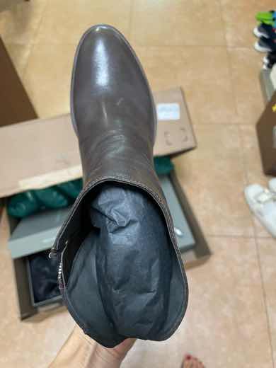本以为会很沉，没想到皮质如此柔软有质感，上脚极度舒适透气，被这个牌子圈粉了
