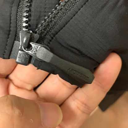 非常好，用的普通快递，用时24天。到了鉴定了下，结果为真。非常的满意，买的s号，穿着大小正好，里面还可以加个加绒衣，新款的貌似里面加不了加绒的了。