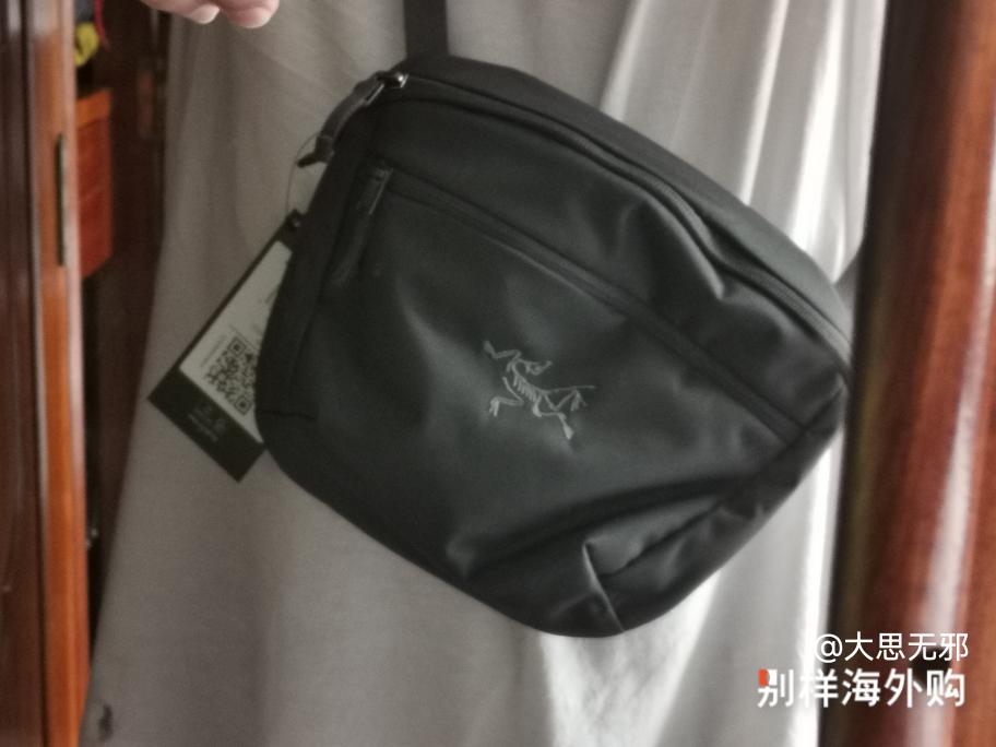 大小合适。平时夏天带点东西出去蛮好的。能装一瓶550-600毫升的矿泉水瓶。