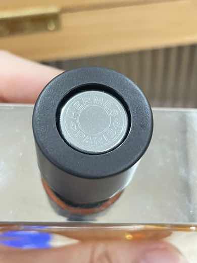 第一次买大地，是看oliver推荐入的parfum版，味道很丝滑，虽然是浓版的但不是很厚重，扩散也不是很强，秋冬穿上很暖稳重的一款男香，虽是香精版的留香不像其它木质香那么持久但也不是短，上皮基本8-10小时，如果是衣服上会更久一点。验了是正