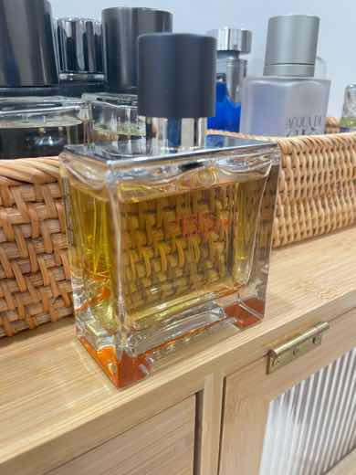第一次买大地，是看oliver推荐入的parfum版，味道很丝滑，虽然是浓版的但不是很厚重，扩散也不是很强，秋冬穿上很暖稳重的一款男香，虽是香精版的留香不像其它木质香那么持久但也不是短，上皮基本8-10小时，如果是衣服上会更久一点。验了是正