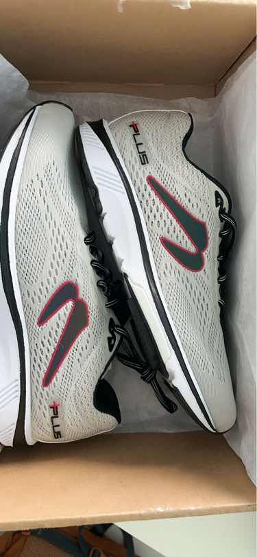 C***W评价:这鞋只能用来跑步,而且要有一定配速的前掌跑姿(个人体感,5分30秒以内的配速)。走路的话前掌会有很强烈的踩到硬物的不适感。正常足按常规Nike尺码买即可。