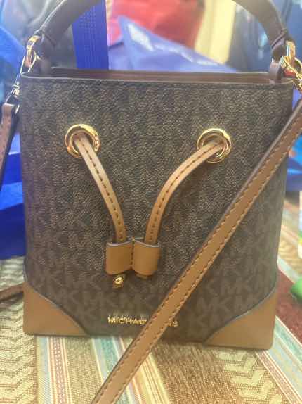 匿名用户评价:百搭,好看,性价比高,四季都能背,也很能装东西,非常好的小背包。