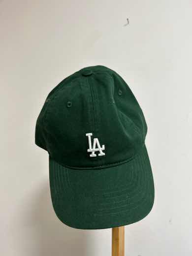 潍***9评价:mlb这个帽型真的很好！不过帽深有点深，但墨绿色很好看~