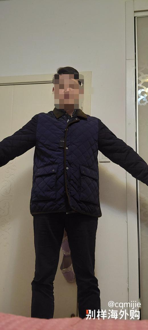 本人180厘米170斤，穿着美国的童装刚刚合适，老美的儿童确实高大。拍几张照片供大家参考。没有想象中那么经验。很薄，适合15-20度穿。面料有点硬。