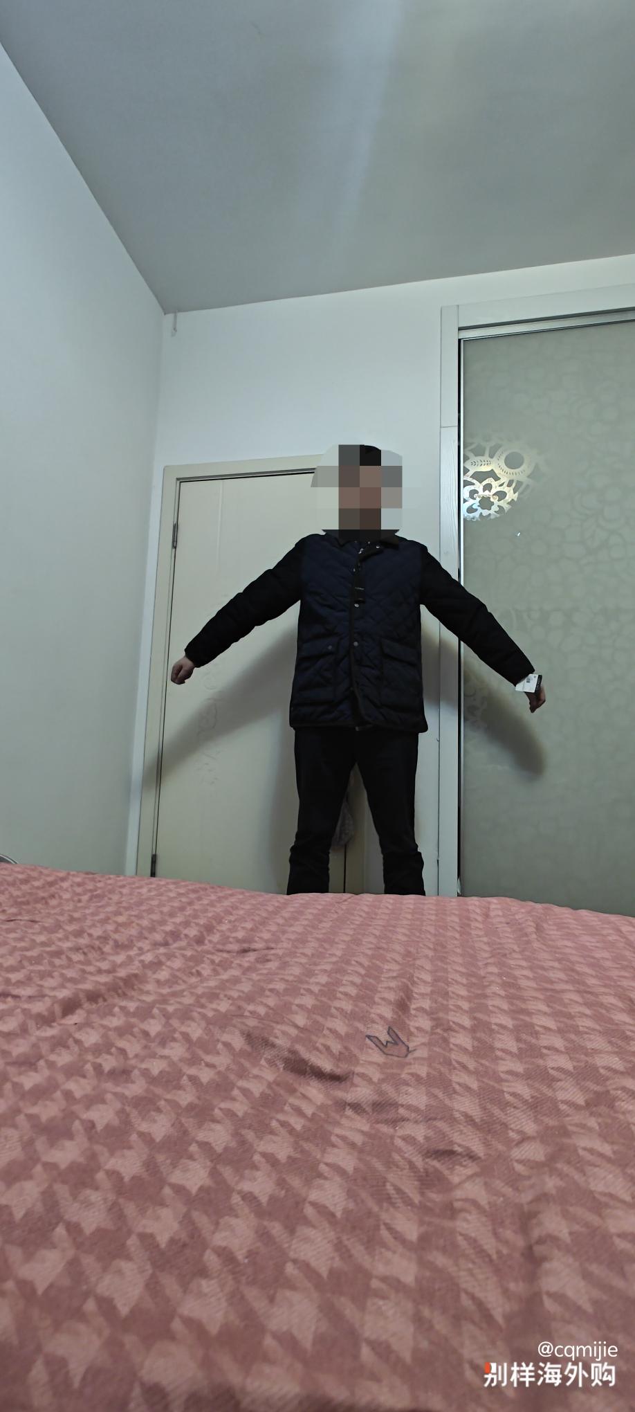 本人180厘米170斤，穿着美国的童装刚刚合适，老美的儿童确实高大。拍几张照片供大家参考。没有想象中那么经验。很薄，适合15-20度穿。面料有点硬。