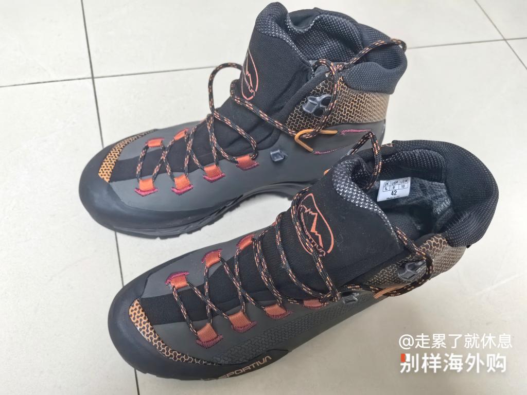 试穿走了5公里马路，炒鸡喜欢。鞋底较硬，v底一贯风格，但是沾水地砖会滑。Gtx防水不用多虑，鞋舌连体，防水位升高，但是穿鞋相对比鞋舌可以打开的麻烦一点。颜值贼高，真心喜欢，马上出去爬山回来再补点评。