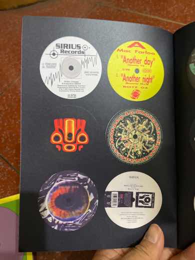 精选九十年代舞曲黑胶唱片中心贴纸设计图案。