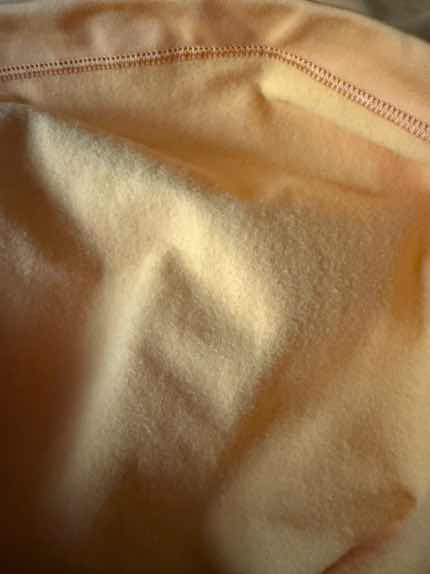 薄抓绒，春秋外穿或内搭都挺好的，面料很舒服