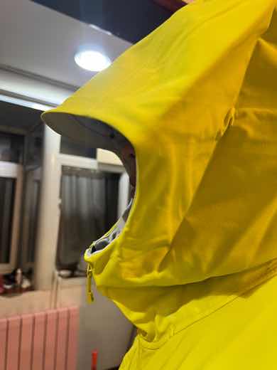 重78kg高174，穿XL略大、袖子略长，身长可以，大品牌质量没的说，特意用水杯浇水实验一下，果然滴水不沾👍👍👍👍图三是帽子后脑勺部位