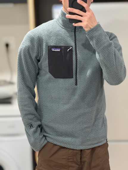 这衣服感觉略微偏小吧，里面只能再穿一件速干衣或者薄一点的T恤。如果厚一点的T恤或者速干衣的话，可能就会有点紧。然后颜色呢，基本上是没有色差的。这个颜色也很好看。有点淡淡的青蓝色，挺透气、挺保暖的，穿起来很舒适。我觉得，应该单穿，也不会扎皮肤