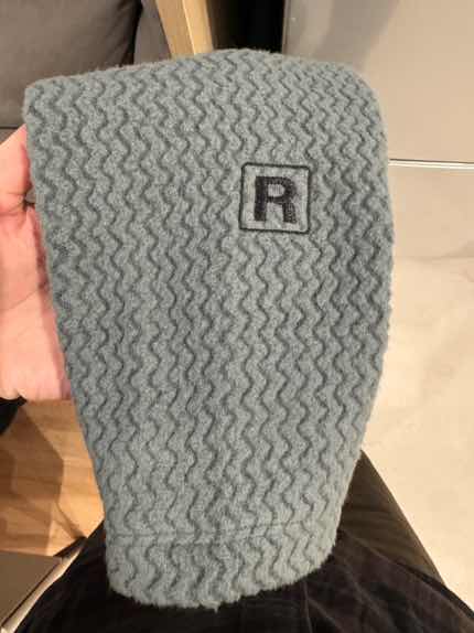 这衣服感觉略微偏小吧，里面只能再穿一件速干衣或者薄一点的T恤。如果厚一点的T恤或者速干衣的话，可能就会有点紧。然后颜色呢，基本上是没有色差的。这个颜色也很好看。有点淡淡的青蓝色，挺透气、挺保暖的，穿起来很舒适。我觉得，应该单穿，也不会扎皮肤